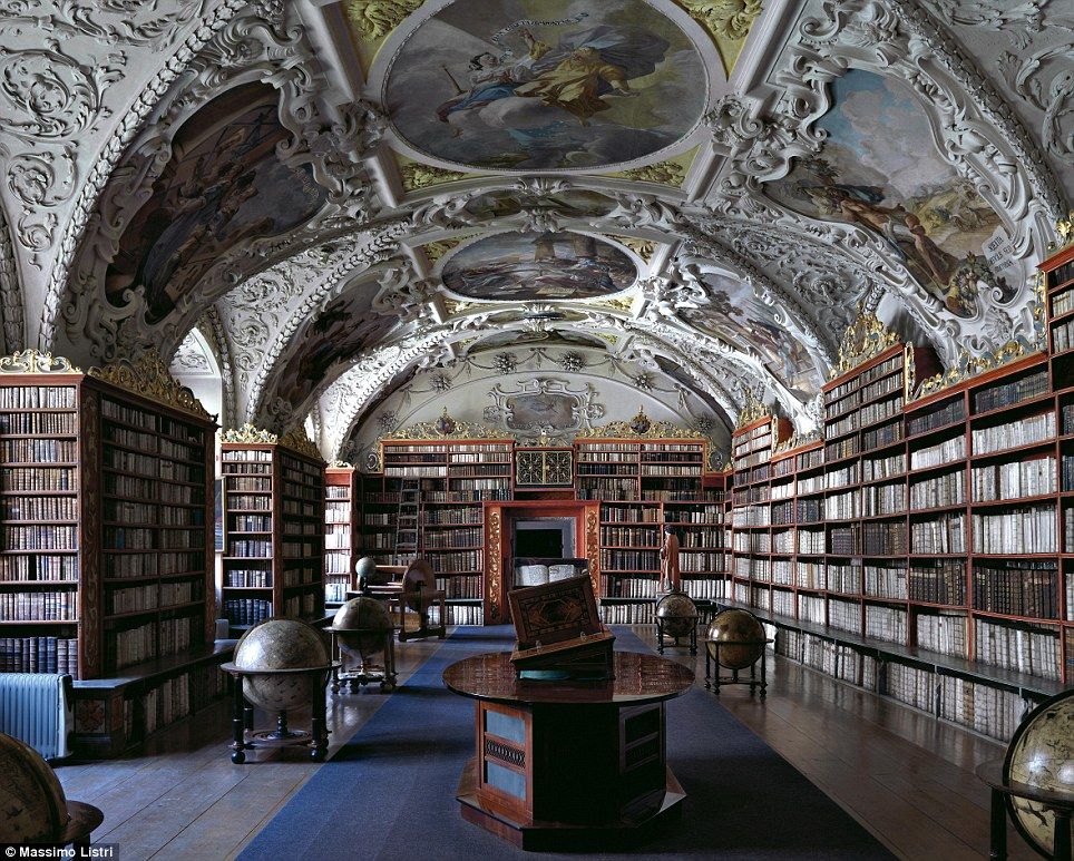 Shëndeti i dijes: Biblioteka mbresëlënëse nga Kresmunster Abbey në Austri u ndërtua në vitet e fundit të 1600s, edhe pse historia e abacisë predikon se ajo është ndërtuar në shekullin 9. Shëndeti i dijes: Biblioteka mbresëlënëse nga Kresmunster Abbey në Austri u ndërtua në vitet e fundit të 1600s, edhe pse historia e abacisë predikon se ajo është ndërtuar në shekullin 9.