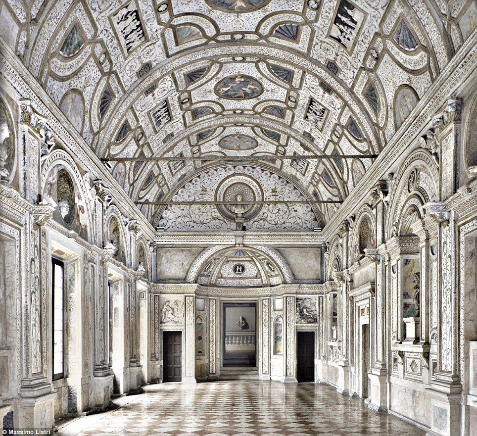 Gjithcka në mermer: Galeria e Mermerte ne Pallatin Ducal ne Italiane Veriore është një kujtim i bukur i kohës që shkoi… Gjithcka në mermer: Galeria e Mermerte ne Pallatin Ducal ne Italiane Veriore është një kujtim i bukur i kohës që shkoi…