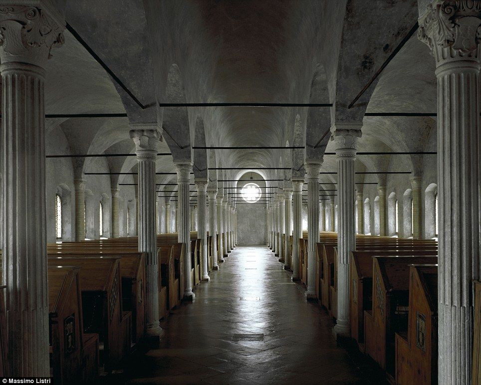 Nga antikiteti: Biblioteka Malatestiana, e vendosur ne Cesena, Itali, ishte biblioteka e parë civile që lejoi gjithkënd të ketë akses në libra dhe është më shumë se 500 vite e vjetër Nga antikiteti: Biblioteka Malatestiana, e vendosur ne Cesena, Itali, ishte biblioteka e parë civile që lejoi gjithkënd të ketë akses në libra dhe është më shumë se 500 vite e vjetër
