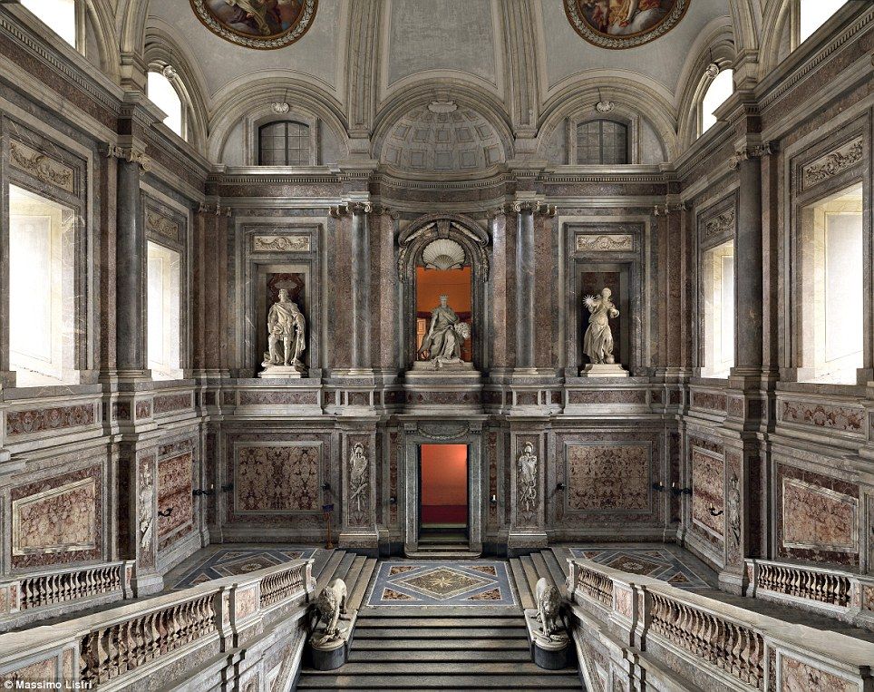 Salla të gjera: Pallati i Caserta, i vendosur në Italinë jugore, u ndërtua nga mbretërit e Napolit dhe ka nderin të jetë një nga më të mëdhenjtë në Evrope gjatë shekullit 18 Salla të gjera: Pallati i Caserta, i vendosur në Italinë jugore, u ndërtua nga mbretërit e Napolit dhe ka nderin të jetë një nga më të mëdhenjtë në Evrope gjatë shekullit 18