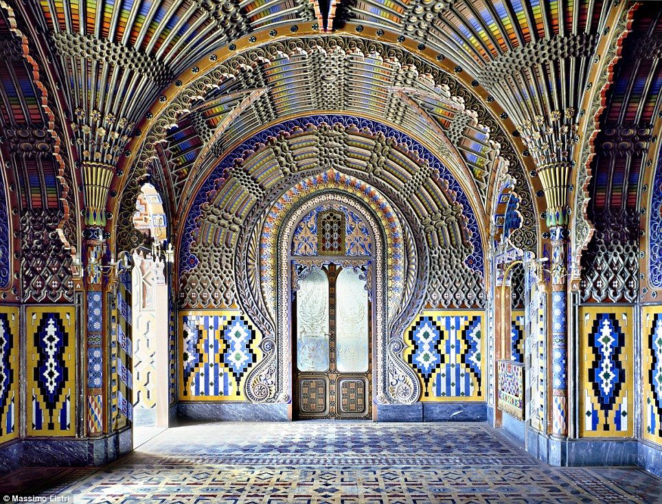 Intriguese: Kështjella Sammezzano, e ndërtuar në 1605, është në rajonin skenik Tuscany të Italsë dhe përmban në dizenjim dhe elementë Moorish Intriguese: Kështjella Sammezzano, e ndërtuar në 1605, është në rajonin skenik Tuscany të Italsë dhe përmban në dizenjim dhe elementë Moorish
