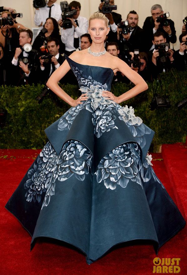 photo karolina-kurkovas-floral-dress-is-unlike-anything-weve-seen-on-met-ball-2014-red-carpet-05_zps4bcbbdeb.jpg