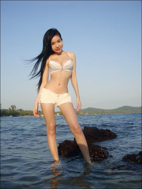 Elly Tran Ha Provocative In Bikini On Sohu